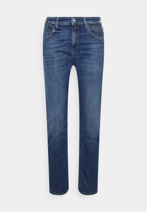 Jeans de mezclilla azul oscuro con un diseño de pierna recta, estilo de cinco bolsillos y un ligero desgaste en la parte frontal. Presenta un botón de metal y detalles de costura.