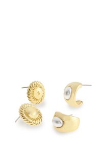 Quatre paires de boucles d'oreilles en or : deux rondes avec un design en corde tressée, une ovale avec un accent en perle, et une courbée avec un détail en perle.