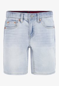 Svetle modré džínové šortky s klasickým střihem, mají zapínání na knoflík, pět kapes a kovové detaily. Oblečené s vybledlým efektem a viditelným šitím.