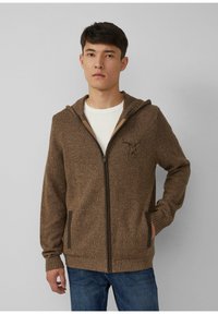 Brązowy rozpinany hoodie z teksturowanej tkaniny, duża kieszeń na głowę, dwie boczne kieszenie oraz małe logo jelenia na piersi. Delikatnie prążkowane mankiety i dół.