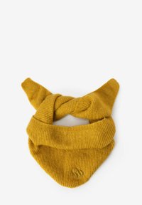 Geel gebreide sjaal met een driehoekige vorm, voorzien van een gedraaide uitstraling aan de bovenkant en subtiele reliëfachtige logo-details. Zachte textuur.