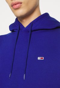 Tommy Jeans REGULAR HOODIE UNISEX - Felpa - navy voyage