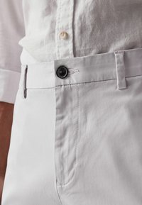 Next STRAIGHT FIT STRETCH CHINO - Kratke hlače - off white