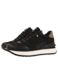 Sneakers neri caratterizzati da una combinazione di tessuto nero testurizzato e pelle liscia, con dettagli argento, una suola intermedia bianca e una suola in gomma.