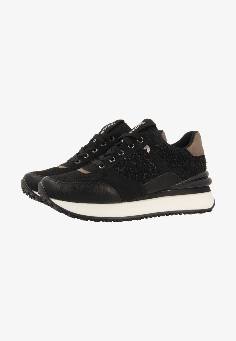 Sneakers neri caratterizzati da una combinazione di tessuto nero testurizzato e pelle liscia, con dettagli argento, una suola intermedia bianca e una suola in gomma.
