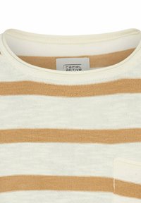 Gestreifter Pullover in Creme mit braunen Streifen. Hat einen runden Ausschnitt, eine weiche Textur und eine kleine Brusttasche. Markenetikett sichtbar.