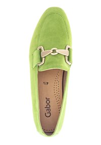 Groene suède instapschoen met een decoratieve gesp in goudtone. Beschikt over een comfortabele binnenzool met perforaties en "Gabor"-merk.