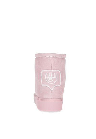 Botín de ante rosa claro con un logo de ojo blanco bordado en la parte trasera, punta redonda y suela de goma plana.