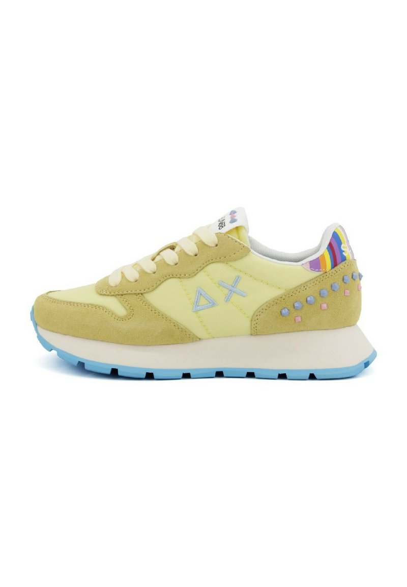 Sneaker gialle in suede e tessuto con suola blu, con accenti azzurri, design geometrico e striscia multicolore sul tallone.