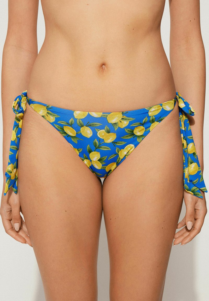 Modré bikinové spodky s potiskem citronů, se stahovacími šňůrkami po stranách, vyrobené z hladkého, elastického materiálu.