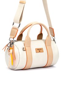 Sac à main en cuir blanc avec des accents marron et orange, deux poignées supérieures, une bandoulière détachable, des détails en argent, et une fermeture éclair.