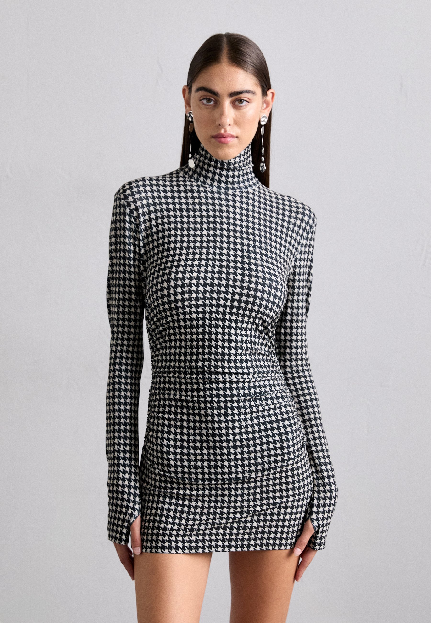 Norma Kamali 【 Spliced Long ひっさげ Sleeve Pickleball Dress 