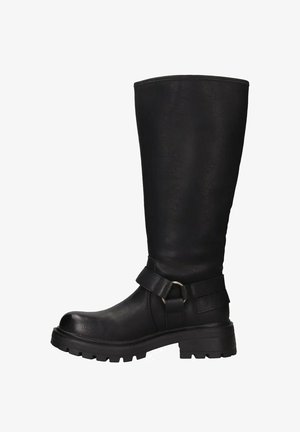 Stivale nero al ginocchio realizzato in materiale sintetico testurizzato. Presenta una tracolla laterale con dettaglio fibbia e una suola spessa e tassellata per una migliore aderenza.