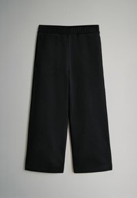 Čierne skrátené nohavice vyrobené z mäkkej látky, s elastickým pásom a hladkým povrchom bez viditeľných vzorov alebo akcentov.