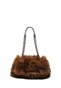 Borsa in pelliccia sintetica marrone con una superficie spessa e strutturata; presenta una tracolla a catena e una forma rettangolare; aspetto soffice e morbido.