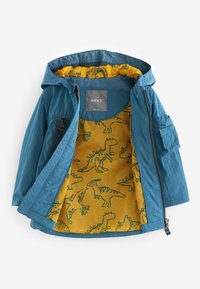 Blauwe lichtgewicht jas met een gele dinosaurustextiel lining, voorzien van een capuchon en een voorritssluiting. Inclusief zijzakken en een gestructureerde afwerking.
