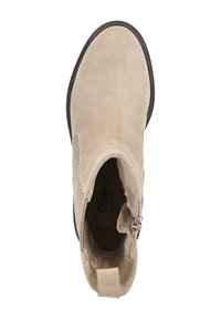 Beige Wildlederschuh mit elastischen Seitenpaneelen, schwarzer Gummisohle und einer Zuglasche auf der Rückseite. Glatte Textur und schlankes Design ohne Schnürsenkel.