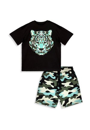 Schwarzes Kurzarmhemd mit geometrischem Tigerkopfprint kombiniert mit Shorts im Tarnmuster in Schwarz, Grün und Hellblau.