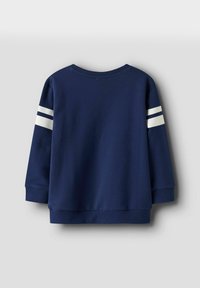 Sweat-shirt à manches longues bleu marine avec deux rayures blanches horizontales sur chaque manche, poignets et ourlet côtelés, vu de dos.