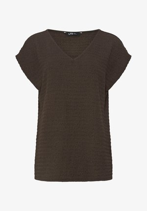 Top de punto de manga corta en marrón oscuro con escote en V y patrón texturizado, ajuste holgado y pequeña etiqueta de marca en el interior del cuello.