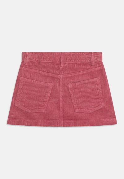 Kordfløyelskjørt i støvet rosa, med en utsvingt fasong, to store baklommer og vertikal ribbestruktur.
