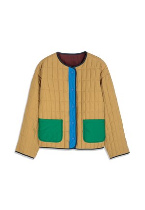 Veste matelassée marron clair avec patte de boutonnage pression bleue et deux grandes poches vertes devant, col rond et manches longues.