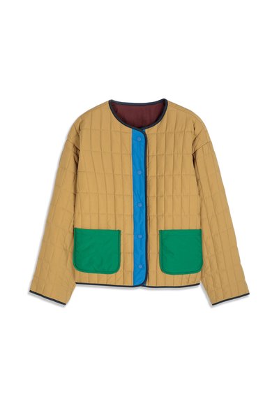 Veste matelassée marron clair avec patte de boutonnage pression bleue et deux grandes poches vertes devant, col rond et manches longues.
