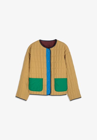 Veste matelassée marron clair avec patte de boutonnage pression bleue et deux grandes poches vertes devant, col rond et manches longues.
