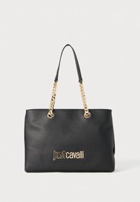 Juodas tinklelis su auksinėmis grandinėmis, tekstūruota paviršius ir įspaustas "Just Cavalli" logotipas priekyje. Rectanguliarinė forma, erdvus dizainas.