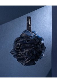 Navyblåt netbadsvamp med lagdelt flæsedesign, udstyret med en ophængssløjfe med et sort mærke. Glat tekstur og letvægtsdesign.