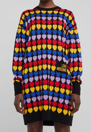 Robe noire à manches longues avec motif répétitif de cœurs rouges, jaunes, bleus et violets et texte "LOVE MOSCHINO" sur le côté droit.