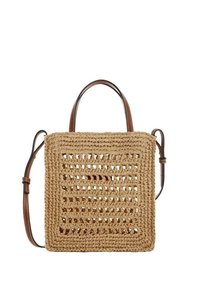 Sac en paille tissé de forme carrée, doté d'un motif découpé, de poignées en cuir marron et d'une couleur beige naturelle pour la texture.