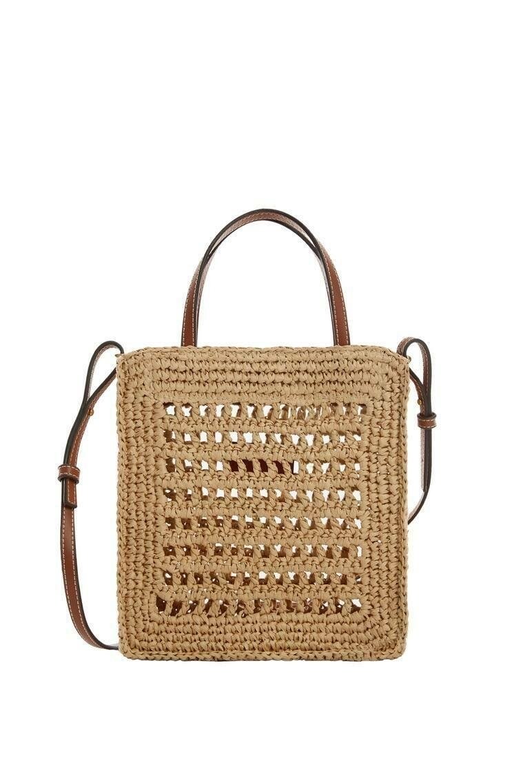 Sac en paille tissé de forme carrée, doté d'un motif découpé, de poignées en cuir marron et d'une couleur beige naturelle pour la texture.