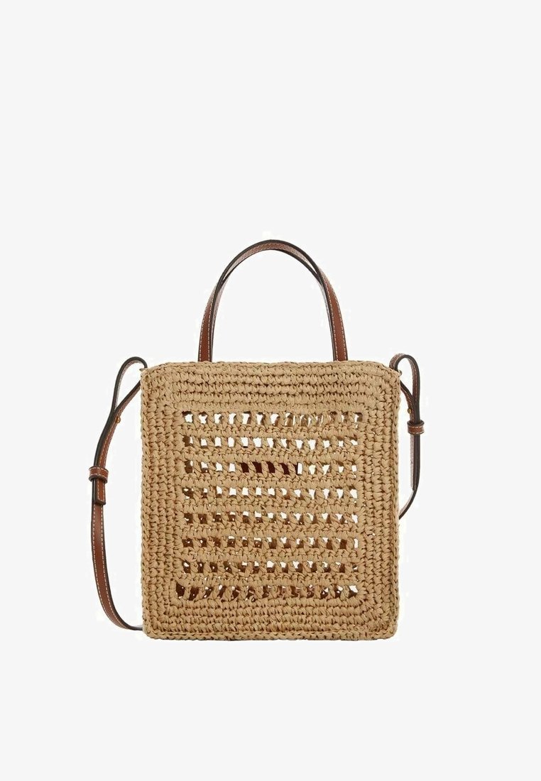 Sac en paille tissé de forme carrée, doté d'un motif découpé, de poignées en cuir marron et d'une couleur beige naturelle pour la texture.