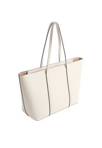 Beżowa torba typu tote z gładkiej sztucznej skóry. Posiada podwójne ramiączka oraz budowę w pionie. Minimalistyczny design bez widocznych elementów metalowych.