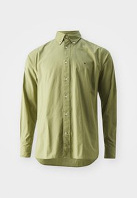 Camicia a maniche lunghe verde oliva con bottoni, realizzata in tessuto liscio, con colletto a punta e piccolo logo sul petto. Presenta bottoni bianchi.
