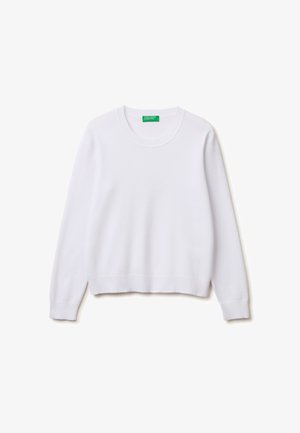 Weißer Pullover mit Rundhalsausschnitt und langen Ärmeln, mit gerippten Bündchen und Saum, flach ausgelegt mit einem grünen "United Colors of Benetton"-Etikett im Krageninneren.