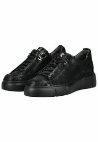 Sneakers noirs à lacets en cuir texturé, avec bout rond, col rembourré et semelle en caoutchouc épaisse contrastante avec des accents nervurés.