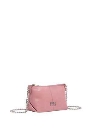 Mała różowa skórzana torebka na ramię z srebrnym łańcuszkiem i zamkiem błyskawicznym, z metalowym logo "BIMBA Y LOLA" z przodu.