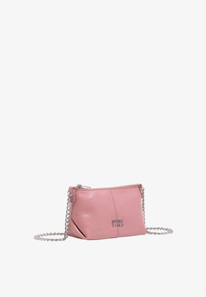 Mała różowa skórzana torebka na ramię z srebrnym łańcuszkiem i zamkiem błyskawicznym, z metalowym logo "BIMBA Y LOLA" z przodu.
