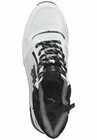 Baskets montantes en cuir blanc avec des lacets noirs et un intérieur en fourrure. Présente une fermeture éclair sur le côté et une semelle en caoutchouc. Accents noirs et blancs présents.