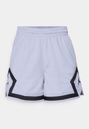 Helle lila Sportshorts aus strukturiertem Stoff, mit schwarzen Akzenten, elastischem Bund und seitlichen Schlitzen für mehr Bewegungsfreiheit.