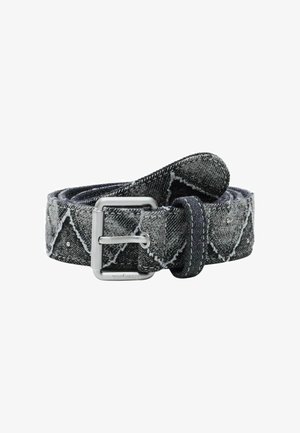 Jeansgürtel in Schwarz und Grau mit einem geometrischen Muster, ausgestattet mit einer silbernen Metallschnalle und kontrastierenden Nähten entlang der Kanten.