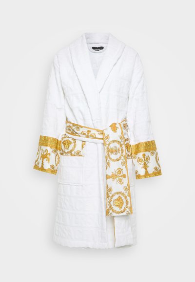 Halat de baie alb din terry cu un logo Versace texturat, curea aurie și un model ornamental auriu pe mâneci și buzunare.