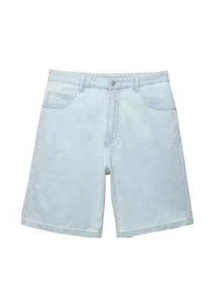 Shorts en denim bleu clair avec un motif texturé en côtes, cinq poches et une fermeture à bouton. Le tissu semble doux avec une finition légèrement délavée.