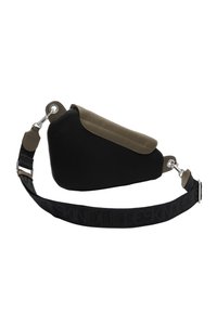 Czarna siatkowa torba na ramię z oliwkowozielonymi skórzanymi akcentami, kompaktowy design, regulowany pasek z wytłoczonym logo, zabezpieczona metalowym okuciem.