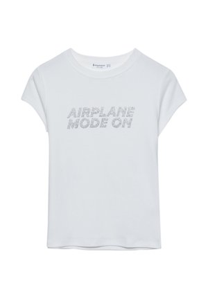 T-shirt bianco a maniche corte con colletto rotondo. Presenta il testo "AIRPLANE MODE ON" in strass argento. Tessuto morbido, vestibilità comoda.