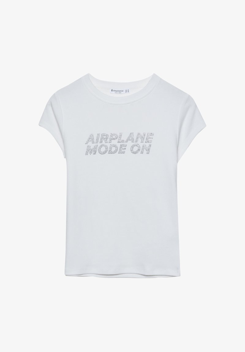 T-shirt bianco a maniche corte con colletto rotondo. Presenta il testo "AIRPLANE MODE ON" in strass argento. Tessuto morbido, vestibilità comoda.