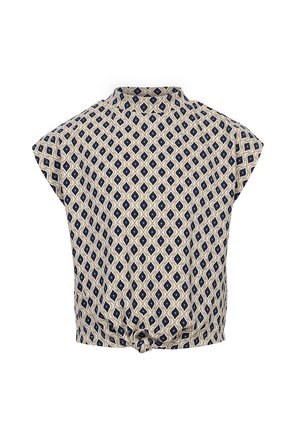 Korte mouwen blouse van patroonstof. Kleuren zijn crème, marineblauw en lichtblauw in ruitvorm. Voorzien van een staande kraag en een geknoopte voorkant.