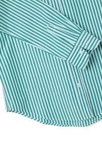 Camicia a righe turchesi e bianche con design a bottoni, caratterizzata da un colletto a punta e orlo arrotondato. Tessuto morbido con texture liscia.